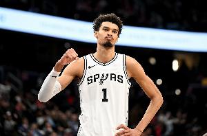 分差17分&正负值+31独一档！文班比赛影响力十足 三节已18分15板