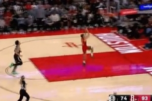 一马当先！谢泼德机警扑防抢断成功 顺势反击一条龙双手飞扣