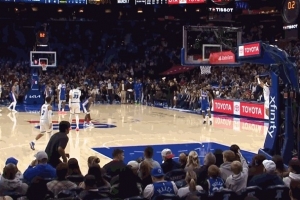 戴上八倍镜！布莱克后场压哨超远三分正中靶心！