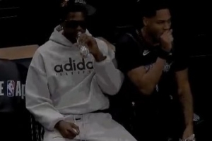 酷！爱德华兹场边帅气装扮悠闲观战 森林狼目前占据场上主动