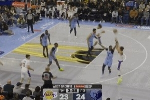 百步穿杨！东契奇绕掩护高难度三分再中 率领湖人反超比分