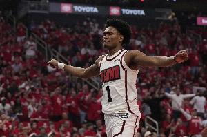 休斯敦铁锁！昨日阿门主防杰伦-布朗时 后者投篮5投0中！