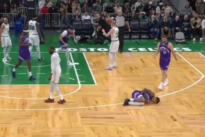 有点危险！布朗扑防后手撩阴小基昂特 裁判给普通犯规后者3罚全中