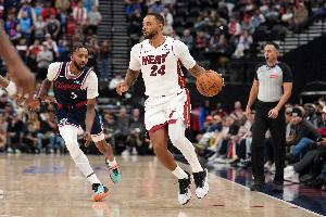 阿德巴约谈鲍威尔：他不在乎数据 只想赢球 他是球队的重要一员