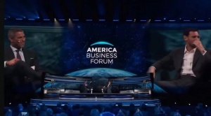 整害羞了！全场观众高喊梅西名字，梅西在美洲商业论坛腼腆笑了笑