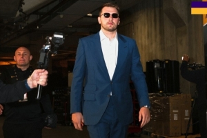 湖人晒球员入场照：都是戴墨镜东契奇帅炸 但艾顿有些难评