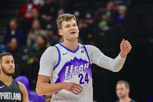 左肩关节盂撕裂！Shams：爵士中锋凯斯勒接受手术 赛季报销