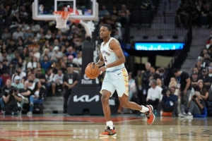 皮尔斯：马刺该交易福克斯 他每场打35分钟&影响年轻人发展